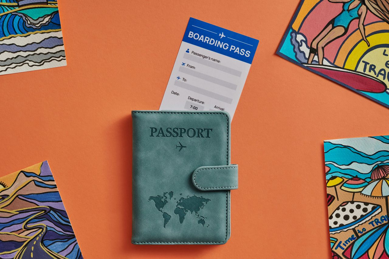 Ein Reisepass und Reisedokumente liegen auf einem Tisch