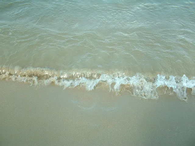 Brandung am Strand, in die der Autor seine Füße hält