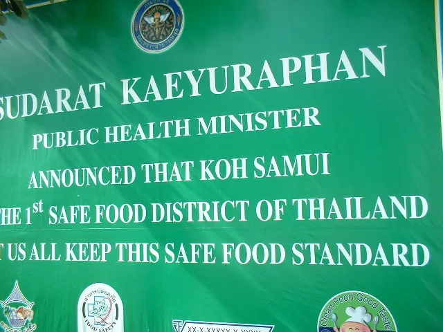Schild, das Koh Samui als Safe-Food-District in Thailand ausweist