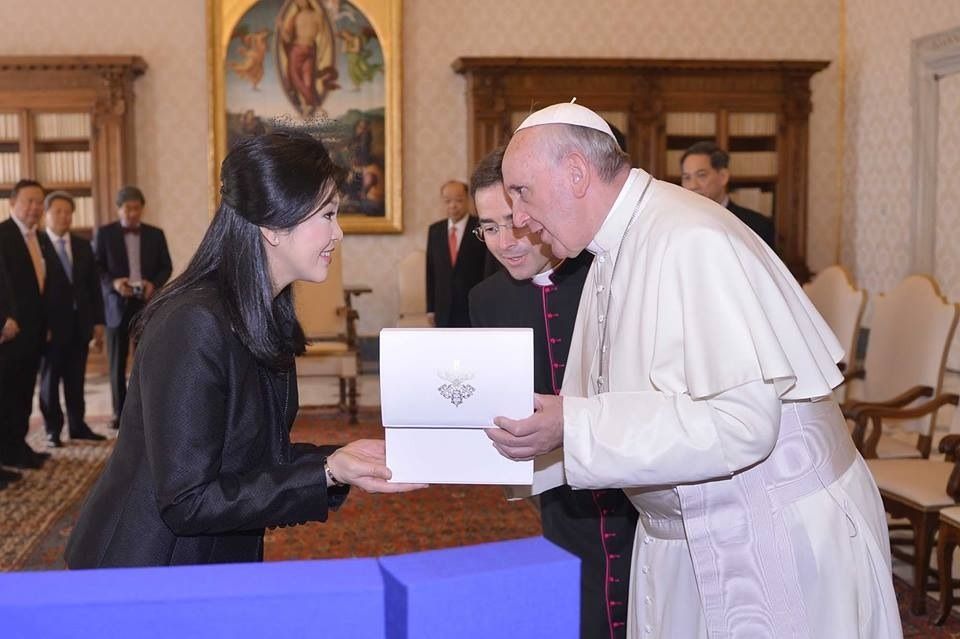 Yingluck und Papst Franziskus, ca. 2013