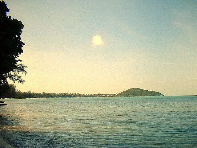 Blick aufs Meer vor Koh Samui mit einer Insel am Horizont