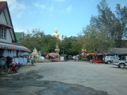 Heute habe ich meinen monatlichen Besuch beim Big Buddha abgeleistet. Es ist immer wieder schön, Touristen zu beobachten, die erst erstaunt, dann amüsiert kucken und sich dann beim Glocken mit Geldstücken anschlagen begeistert beteiligen ohne zu wissen was sie sich selbst damit antun. Ich weiss es. Und es gefällt mir. Drum mach ich es auch. Ehe irgendwelche Thais damit anfangen und ich wie ein Tourist hinter ihnen her wackeln muss. Neulich hatten die Mönche sogar genug Geld zusammen, um die kaputten Glocken auszutauschen.
Und wie man auf dem Photo sieht war es überhaupt nicht überaus bewölkt, es fing auch beim Wegfahren nicht an zu regnen und ich bin nicht völlig durchnässt wieder im Büro aufgeschlagen um diese Zeilen zu schreiben. Denn auf dem Photo scheint die Sonne. Und ich hab es heute geschossen. Als ich bei Big Buddha war. Klar.
PS: Ich bin gespannt, was sie mit den ganzen Steinen machen, wo ich jetzt schon meinen Namen draufgepappt habe.