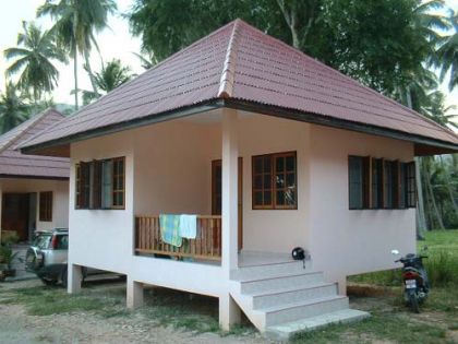 Das Haus im _Big Trees Village_. Eigentlich sind es mehrere Häuser, die alle gleich gebaut sind. Nett, oder? Die Veranda lädt direkt zu einem Bastliegestuhl ein. Wenn ich länger in diesem Haus bleibe, wird es so sein. Die Häuser liegen ein wenig im Inneren der Insel, mitten im Dschungel. Aber gut (per Moped) an die Stadt angebunden. 5km bis auf Arbeit (sehr praktisch, wenn das Moped mal ausfällt).
Der Wohnraum. Die meisten Häuser in Thailand sind so gebaut, dass es einen gro?en Wohnraum gibt, in dem Spüle, Kühlschrank, Couch und Tisch stehen und …
<figure >
<img
src='/wp-content/old-images/19.jpg'
alt="
…einem Schlafraum mit Schrank. Das ist schon ganz angenehm so.
Im Wohnzimmer um die Ecke ist das Bad, in das ungefähr ein Mensch passt, weshalb auch alles auf die Raummitte ausgerichtet ist. Nach dem Duschen kann man es erstmal ein paar Stunden lang nicht nutzen. Au?erdem fehlt mir hier ein Wasserkocher oder irgendwas anderes, um Wärme auf Nahrungsmittel zu übertragen. Rausstellen geht nicht, kommen die Fliegen ;)
Ich glaube aber nicht, dass ich hier bleiben werde. Ich hab da so ein Holz-Thaihaus gesehen… das hat mich gleich beim ersten Mal sehr sehr angesprochen. Und ich vertraue immer meinem ersten Eindruck. Nagut. Ich vertraue nicht immer meinem ersten Eindruch, aber mit sehr guten ersten Eindrücken habe ich gute Erfahrungen gemacht. Jedenfalls entfleuchte mir ein "Geil" beim Anblick "meines Thaistylehauses". Wir werden sehen, was sich ergibt.
Das sind unsere Hunde. Familie Simpson. Ich habe schon insgesamt 6 verschiedene Hunde gesehen. Zwar sehen Hunde hier alle gleich aus, aber das liegt wohl an der grö?tenteils inzestösen Art in der sie ihre Rasse erhalten. Homer (ein gro?er brauner Hund, der sich abends immer auf meine Verandastufen legt und seine Pfoten auf meinen Schuhen baumeln lässt) sieht ein bisschen weiblich aus. Das typisch thailändisch. Viele Sex-Touristen packen sich süsse Thaimädchen aufs Moped nur um dann später festzustellen, dass sie einen Mann eingeladen haben. Selber schuld ;)
Der Baustil mit den Stelzen ist übrigens allgemein üblich. Angeblich soll das dem Schutz vor Schlangen dienen, wobei ich noch am ?berlegen bin, was Schlangen denn vom ?berwinden der Stufen abhalten soll. Naja.
"
>
<figcaption><p>…einem Schlafraum mit Schrank. Das ist schon ganz angenehm so.</p>
<img
src='/wp-content/old-images/16.jpg'
alt="
<figcaption><p>Das sind unsere Hunde. Familie Simpson. Ich habe schon insgesamt 6 verschiedene Hunde gesehen. Zwar sehen Hunde hier alle gleich aus, aber das liegt wohl an der grö?tenteils inzestösen Art in der sie ihre Rasse erhalten. Homer (ein gro?er brauner Hund, der sich abends immer auf meine Verandastufen legt und seine Pfoten auf meinen Schuhen baumeln lässt) sieht ein bisschen weiblich aus. Das typisch thailändisch. Viele Sex-Touristen packen sich süsse Thaimädchen aufs Moped nur um dann später festzustellen, dass sie einen Mann eingeladen haben. Selber schuld ;)</p>
</figure>